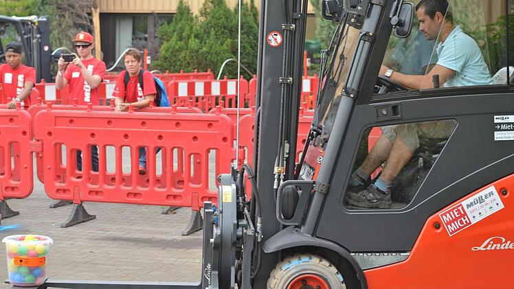 Geschicklichkeit ist beim Stapler-Cup in Nürnberg gefragt. Frankens Gabelstaplerfahrer haben sich am Wochenende zum Wettkampf getroffen. Foto: Nikolas Pelke