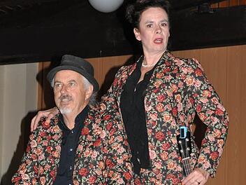 Nessi Tausendschön und ihr musikalischer Begleiter William MacKenzie.  Foto: Jacqueline Vera Mihm