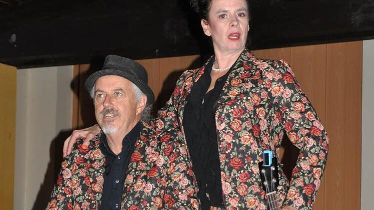 Nessi Tausendschön und ihr musikalischer Begleiter William MacKenzie.  Foto: Jacqueline Vera Mihm