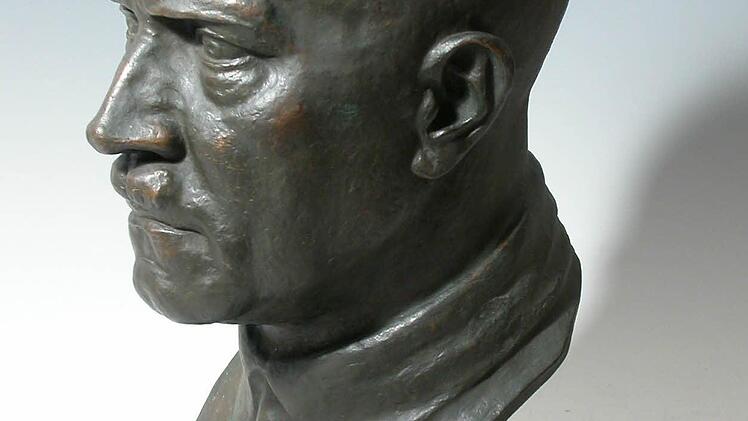 Die Hitler-Büste im Bestand der städtischen Sammlungen. Sie stammt aus der Werkstatt des Coburger Bildhauers Edmund Meusel und entstand vermutlich zwischen 1930 und 1933. Möglicherweise gehörte dieses oder ein identisches Exemplar Max Brose.