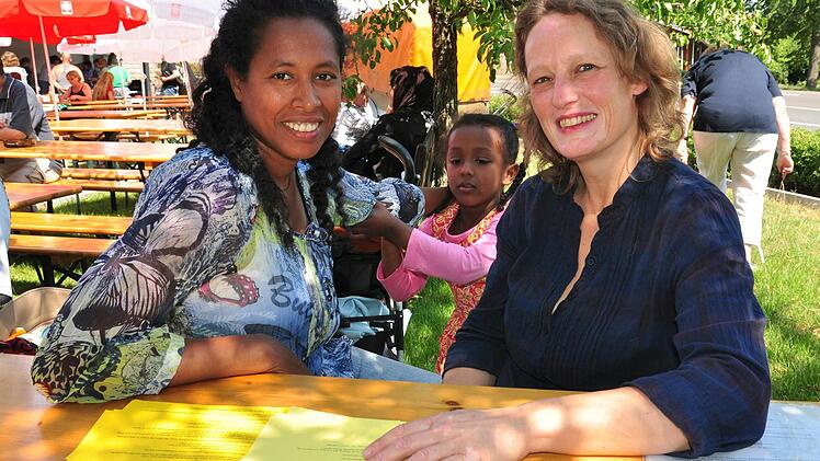 Tatjana Gorzny aus Eschenau (rechts) möchte einen "Chor der Nationen" gründen und stellte ihr Projekt beim Sommerfest von Ausländern und Deutschen des Caritasverbandes für den Landkreis Haßberge in Haßfurt vor. Yeshi Getie (links) aus Äthiopien hörte dabei aufmerksam zu. Fotos: Ulrike Langer