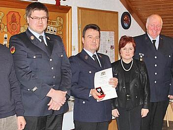 Harald Greulich (Dritter von links) leistet seit 40 Jahren Dienst in der Kasendorfer Feuerwehr. Mit im Bild (von links) Bürgermeister Bernd Steinhäuser, Kreisbrandmeister Stefan Heidenreich, stellvertretende Landrätin Christina Flauder, Kommandant Heinz Hübner und Vorsitzender Jürgen Hübner. Foto: Katharina Müller-Sanke