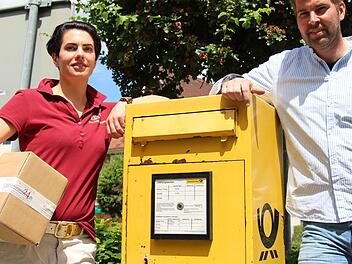 Ute und Thomas Schmidhuber vom Zigarrenhaus Riegler haben sich entschlossen, künftig eine Partnerfiliale der Post zu betreiben.  Foto: C. Bauriedel