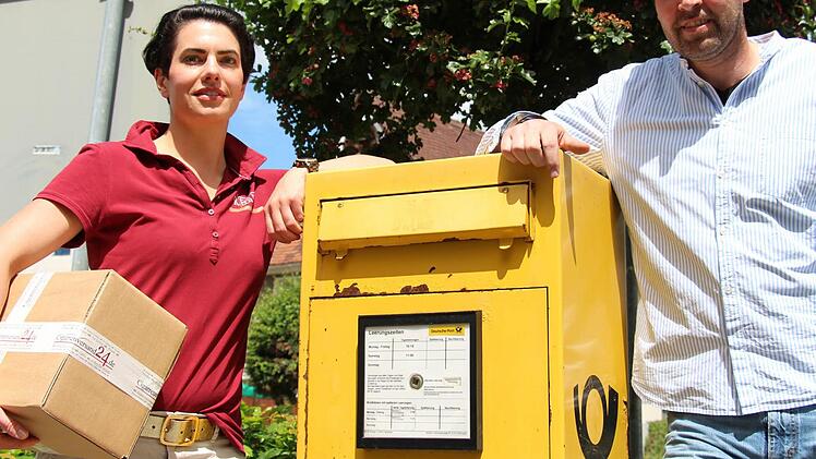 Ute und Thomas Schmidhuber vom Zigarrenhaus Riegler haben sich entschlossen, künftig eine Partnerfiliale der Post zu betreiben.  Foto: C. Bauriedel