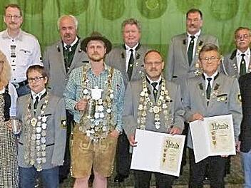Monika Karnitzky, Oliver Kutnar, Maximilian Gareis, Oliver Kutnar, Rainer Gilke und Reiner Meisel (vorne) und Markus Karnitzky, Klaus Schott, Manfred Huhs, Egon Barth, Arnold Stäsche (dahinter) Foto: Klaus-Peter Wulf