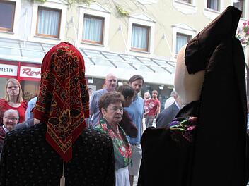 Beim Stadtspaziergang zum Auftakt der Kulturtage bewundern Gäste die Fränkischen Trachten in den Schaufenstern. Foto: Ulrike Müller