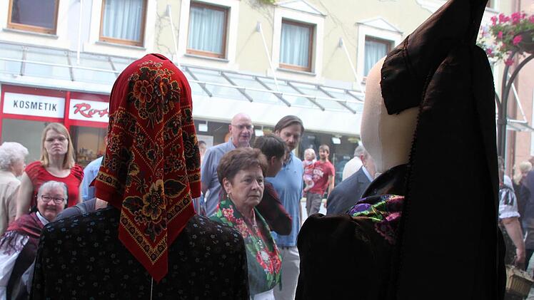 Beim Stadtspaziergang zum Auftakt der Kulturtage bewundern Gäste die Fränkischen Trachten in den Schaufenstern. Foto: Ulrike Müller