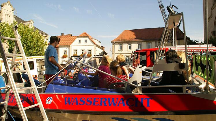 Nach der Fahrzeugsegnung fand die Geräteschau auf dem Eltmanner Marktplatz. Die Eltmanner Wehren, die örtliche Wasserwacht und das Rote Kreuz gaben Einblicke in ihre Aufgaben und ihre Ausrüstung.