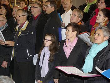 Begeisterung und Leidenschaft, nicht Perfektion, ist die Intension des Projektchors "Gospels & more", der die Kirchenmusiktage im Kloster Altstadt abschloss. Foto: Winfried Ehling