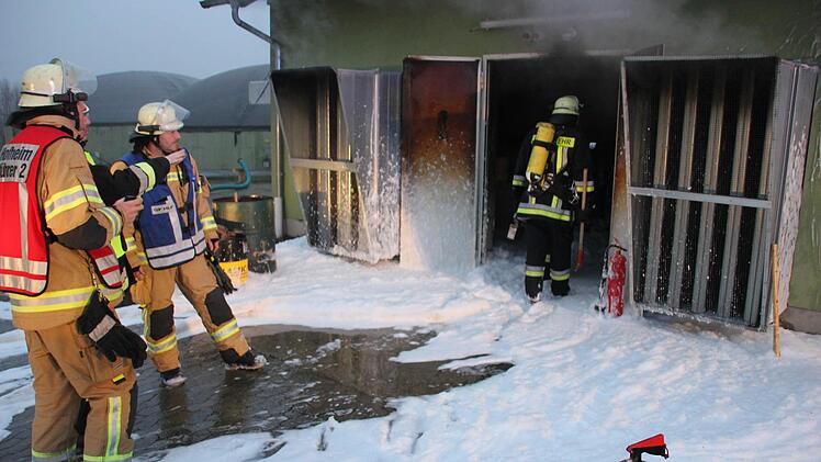 Die Feuerwehrleute suchten nach versteckte Glutnestern.Foto: Ralf Kestel