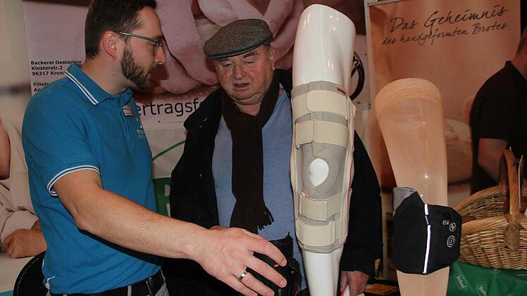 Matthias Vogel (links) vom Reha-Zentrum erklärte die Fußheberorthese. Foto: Veronika Schadeck