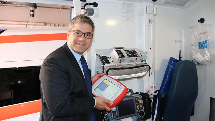 Noch-Geschäftsführer Thomas Stadler vor der Geschäftsstelle des Rot-Kreuz-Kreisverbandes Bad Kissingen in der Landwehrstraße: Im Juli wechselt er als Leiter des Rettungsdienstes nach München. Foto: Ralf Ruppert