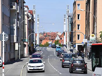 Fast gerade verläuft die Innere Löwenstraße zwischen hohen Gebäuden. Tempo 50 bleibt dort vorerst erlaubt. Foto: Ronald Rinklef