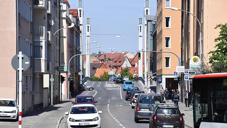 Fast gerade verläuft die Innere Löwenstraße zwischen hohen Gebäuden. Tempo 50 bleibt dort vorerst erlaubt. Foto: Ronald Rinklef