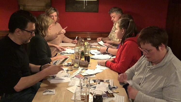 TWG-Mitglieder z&auml;hlten die eingegangenen Antwortb&ouml;gen. Mit fast 30 Prozent wurde eine gute R&uuml;cklaufquote erreicht.  Ralf Kestel