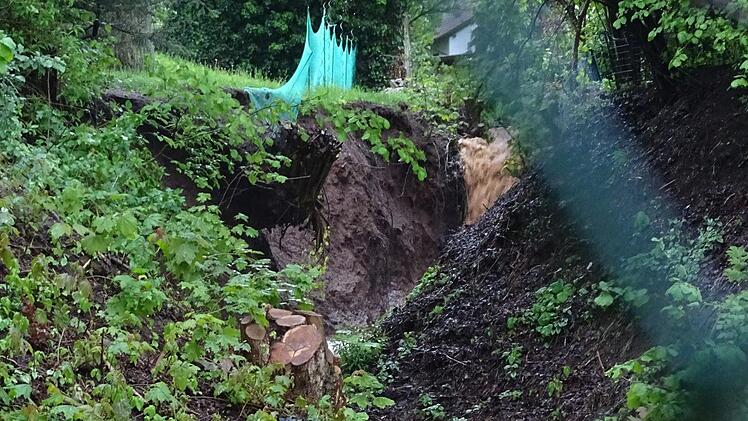 Oberhalb des  Schrenker-Gartens hat sich ein Wasserfall gebildet.  Foto: privat