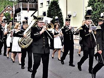 Einer der Höhepunkte der Stockheimer Pfifferkerwa waren der Festgottesdienst und die Kirchenparade mit der Bergmannskapelle an der Spitze.  Foto: Gerd Fleischmann