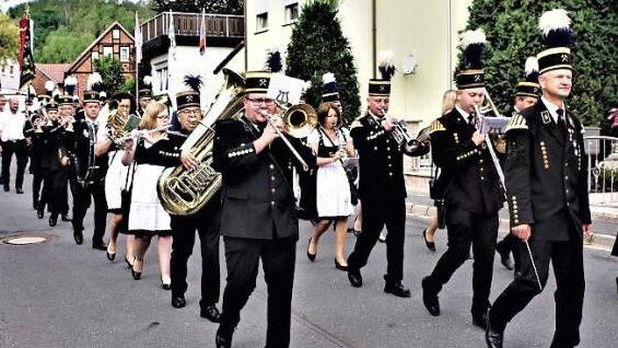 Einer der Höhepunkte der Stockheimer Pfifferkerwa waren der Festgottesdienst und die Kirchenparade mit der Bergmannskapelle an der Spitze.  Foto: Gerd Fleischmann