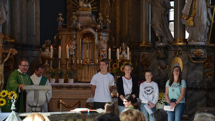 Pfarrer Thomas Eschenbacher dankte den Ministranten für ihren langjährig ausgeübten Dienst. Es gratulierte Diakon Manfred Müller, der erstmals in der Gauaschacher Kirche begrüßt wurde.Jana Keul
