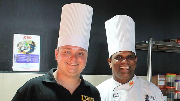 Marcus M&uuml;ller (l.) und marcies Laourinesz. Der oberfr&auml;nkische Gastwirt erhielt zuletzt viel Zuspruch, nachdem ihm der Kragen platzte, als ein Gast &uuml;ber ein behindertes Kind schimpfte. Foto: privat