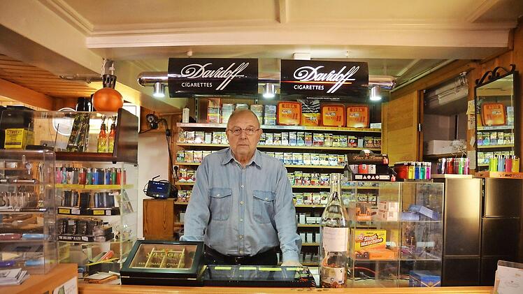 So kennen ihn seine Kunden seit 40 Jahren. Dieter Frost steht in seiner Pfeifen-Stube. Foto: Rainer Lutz