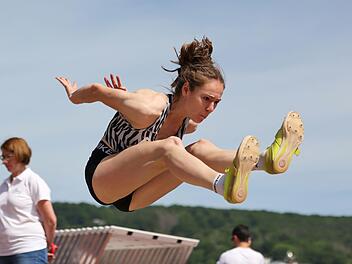 Persönliche Bestleistung: Hanna Schmitt vom TV/DJK Hammelburg springt 5,29 Meter. Foto: Uwe Schönmeyer