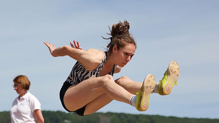 Persönliche Bestleistung: Hanna Schmitt vom TV/DJK Hammelburg springt 5,29 Meter. Foto: Uwe Schönmeyer