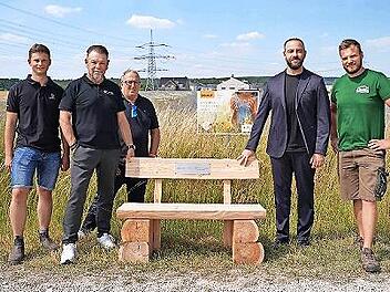 Eine Sitzbank steht nun an der Blühwiese in Hausen ((v. l.): Felix Schulze-Varnholt, Heiko Lindenberger, Peter Kranzer, Maximilian Streit und Andreas Singer.