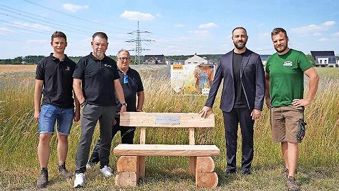 Eine Sitzbank steht nun an der Blühwiese in Hausen ((v. l.): Felix Schulze-Varnholt, Heiko Lindenberger, Peter Kranzer, Maximilian Streit und Andreas Singer.