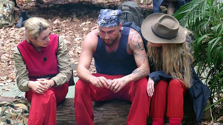 Umut sch&uuml;ttet Ariel und Mirja sein Herz aus.