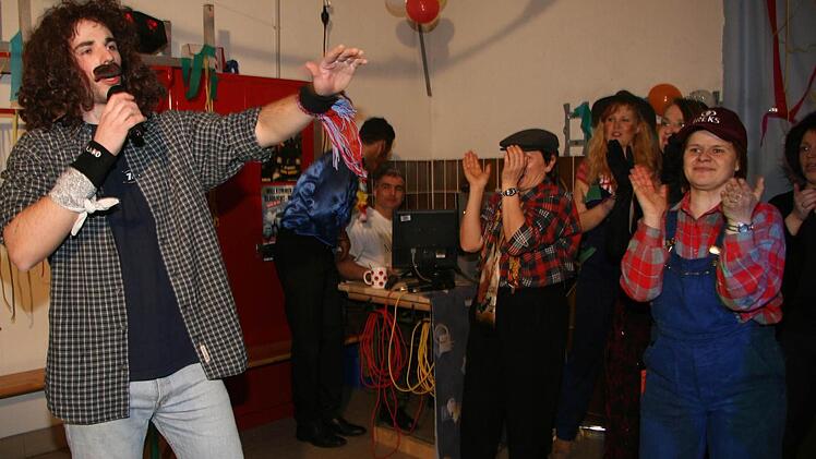 Wolle alias Wolfgang Petry kam auch zum Feuerwehrfasching in Maierhof und machte mit "Hölle, Hölle, Hölle" die Feuerwehrgarage zum Partystadel.