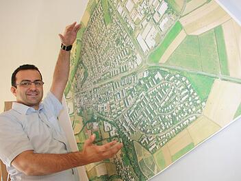 Der Brückenbauer geht: Zwischen den von der B8 getrennten Siedlungsteilen und der Stadt war der 36-jährige André Hahn das verbindende Element. Nun wechselt er nach Würzburg.  Foto: Diana Fuchs