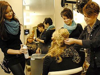 Masse und Klasse - beides stimmt bei Friseurmeisterin Annette Kurz-Mähringer (rechts) in Marktschorgast. Sie bildet mit (von links) Laura Wanka, Gina Hilpert und Theresa Schiphorst in ihrem kleinen Salon drei junge Frauen aus und gewann 2012 den Ausbildungspreis. Foto: Dagmar Besand