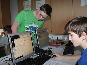 Benjamin Förtsch und Linus Klug macht das Lernen am Computer Spaß.   Foto: Veronika Schadeck