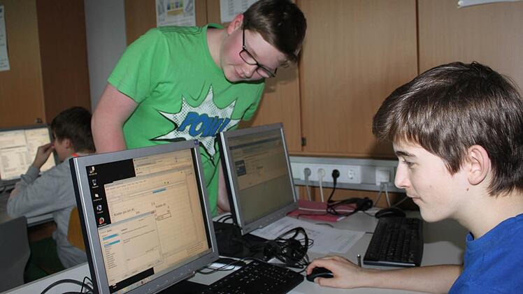 Benjamin Förtsch und Linus Klug macht das Lernen am Computer Spaß.   Foto: Veronika Schadeck