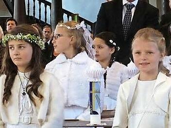 Festlich gekleidet versammelten sich die Kinder in der Herzogenauracher Stadtpfarrkirche.  Foto: Manfred Welker