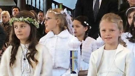 Festlich gekleidet versammelten sich die Kinder in der Herzogenauracher Stadtpfarrkirche.  Foto: Manfred Welker