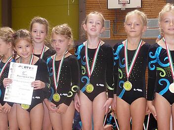 Anika Mahr, Maile Chan, Maja Waldhauser, Klara Losdorfer, Fiona Joschko, Emilie Endlich und Sania Berschneider (von links) holten sich in der Altersklasse 2005/2006 den Sieg. Foto: Peter Müller
