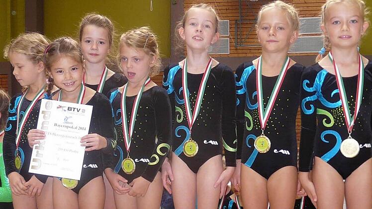 Anika Mahr, Maile Chan, Maja Waldhauser, Klara Losdorfer, Fiona Joschko, Emilie Endlich und Sania Berschneider (von links) holten sich in der Altersklasse 2005/2006 den Sieg. Foto: Peter Müller