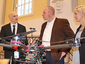 Sebastian Dresbach (Mitte) vom Zentrum für Telemedizin tauschte sich mit Björn Peper (links) und Katja Breitenbach (rechts) von "Divinci" über die Einsatz-Möglichkeiten des Multikopters aus. Foto: Ralf Ruppert