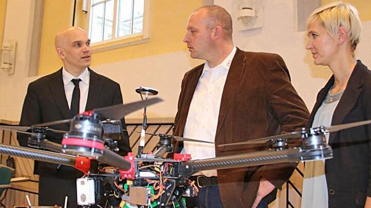 Sebastian Dresbach (Mitte) vom Zentrum für Telemedizin tauschte sich mit Björn Peper (links) und Katja Breitenbach (rechts) von "Divinci" über die Einsatz-Möglichkeiten des Multikopters aus. Foto: Ralf Ruppert