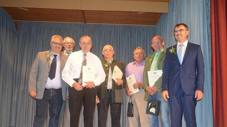 Dank f&uuml;r langj&auml;hrige ehrenamtliche T&auml;tigkeit               v.l. Albert K&ouml;der und Josef Reichert bedanken sich  f&uuml;r die 40- bzw. 25-j&auml;hrige ehrenamtliche T&auml;tigkeit als Feldgeschworene bei Konrad Back, Peter Schmitt,               Siegfried Schmitt und Siegfried Faust. Den Dankesworten schloss sich B&uuml;rgermeister Harald Hofmann (rechts) an. Foto: Arthur Stollberger