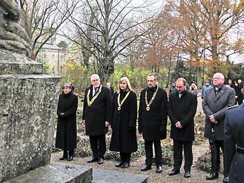Zur Gedenkveranstaltung der Stadt anlässlich des Volkstrauertages gehören mehrere Stationen, so das Ehrenmal an den Schlossplatzarkaden und verschiedene Grabfelder auf dem Glockenberg-Friedhof. Foto: Martin Koch