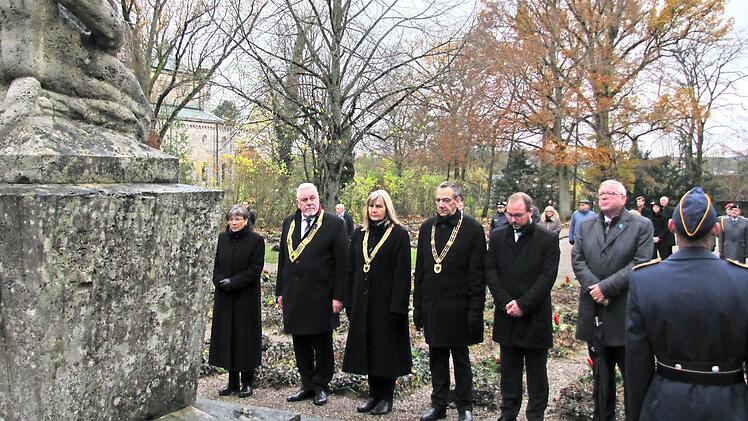 Zur Gedenkveranstaltung der Stadt anlässlich des Volkstrauertages gehören mehrere Stationen, so das Ehrenmal an den Schlossplatzarkaden und verschiedene Grabfelder auf dem Glockenberg-Friedhof. Foto: Martin Koch