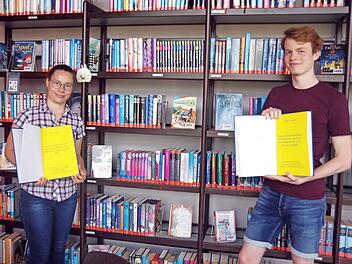 Hanna Lipfert und Johannes Lanzloth freuen sich, dass es ihre Seminararbeiten in die Reihe "Schriften zur Landes- und Heimatkunde" geschafft haben. Der 27. Band kann in der Kreisbibliothek und im Kaspar-Zeuß-Gymnasium ausgeliehen werden.  Foto: Heike Schülein