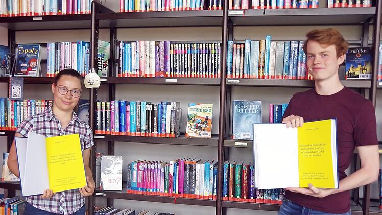 Hanna Lipfert und Johannes Lanzloth freuen sich, dass es ihre Seminararbeiten in die Reihe "Schriften zur Landes- und Heimatkunde" geschafft haben. Der 27. Band kann in der Kreisbibliothek und im Kaspar-Zeuß-Gymnasium ausgeliehen werden.  Foto: Heike Schülein