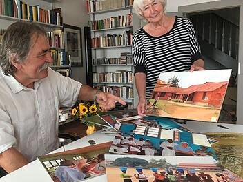 Christel Rückert und Karlheinz Rebhan zeigen ein Bild vom Krankenhaus in Kangu, das die Coburger Initiative seit Jahren unterstützt.