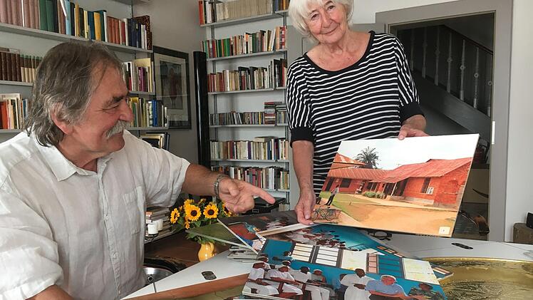 Christel Rückert und Karlheinz Rebhan zeigen ein Bild vom Krankenhaus in Kangu, das die Coburger Initiative seit Jahren unterstützt.