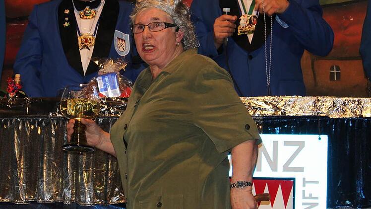 Auch wenn es mal zwickt, das Mundwerk geht noch vorzüglich bei WNZ-Ur-Ikone Irmgard Hanel.