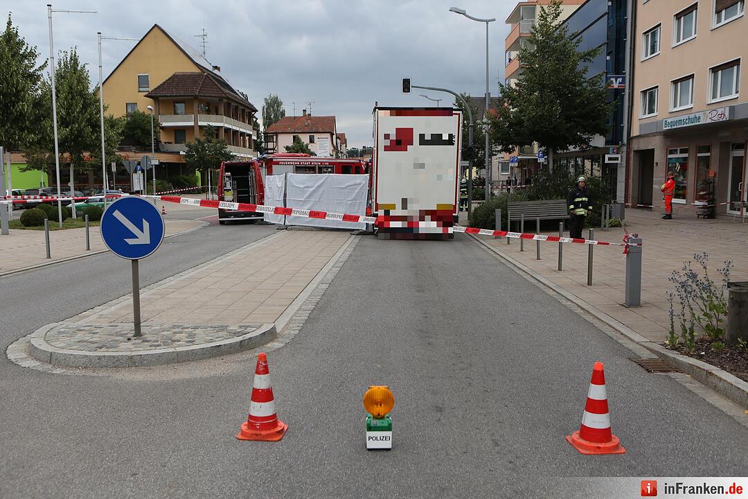 Seniorin von Lkw erfasst und ueberrollt - Ortsdurchfahrt von Stein komplett gesperrt